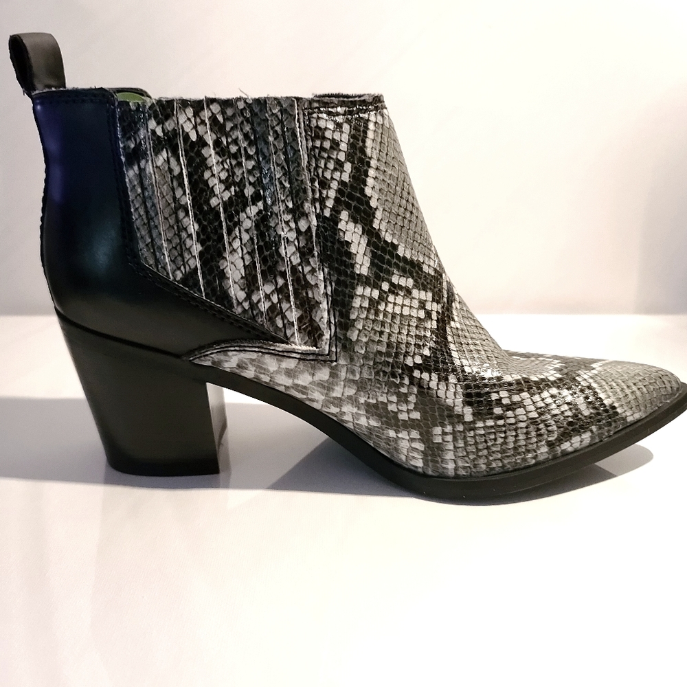 NEW Women's Marc Fisher Snakeskin Ankle Boots - Picture 2 of 6
